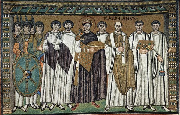 Justinien et ses dignitaires. Mosaïque de la basilique Saint-Vital à Ravenne, VIe siècle. En agrandissement, la mosaïque de l'entrée sud-ouest de de l'ancienne basilique Sainte-Sophie de Constantinople. Entourant Marie à sa droite, Justinien offrant un modèle de Sainte-Sophie; à sa gauche, Constantin Ier présentant un modèle de la ville.