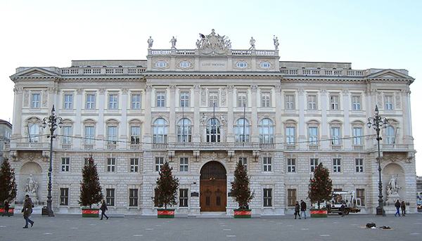 Palais Lloyd Triestino à Trieste construit par l'architecte autrichien Heinrich von Ferstel. Agrandissement : le château de Bran près de Bra?ov en Transylvanie, non loin de la limite avec la Valachie, fut la propriété des Habsbourg. (cliquer pour agrandir l'image) Palais Lloyd Triestino à Trieste construit par l'architecte autrichien Heinrich von Ferstel. Agrandissement : le château de Bran près de Bra?ov en Transylvanie, non loin de la limite avec la Valachie, fut la propriété des Habsbourg.