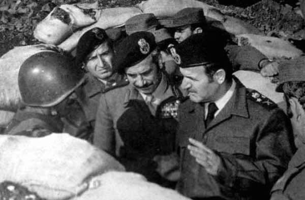 Le président syrien Hafez al-Assad et son ministre de la Défense Mustapha Tlas sur le front du Golan en octobre 1973