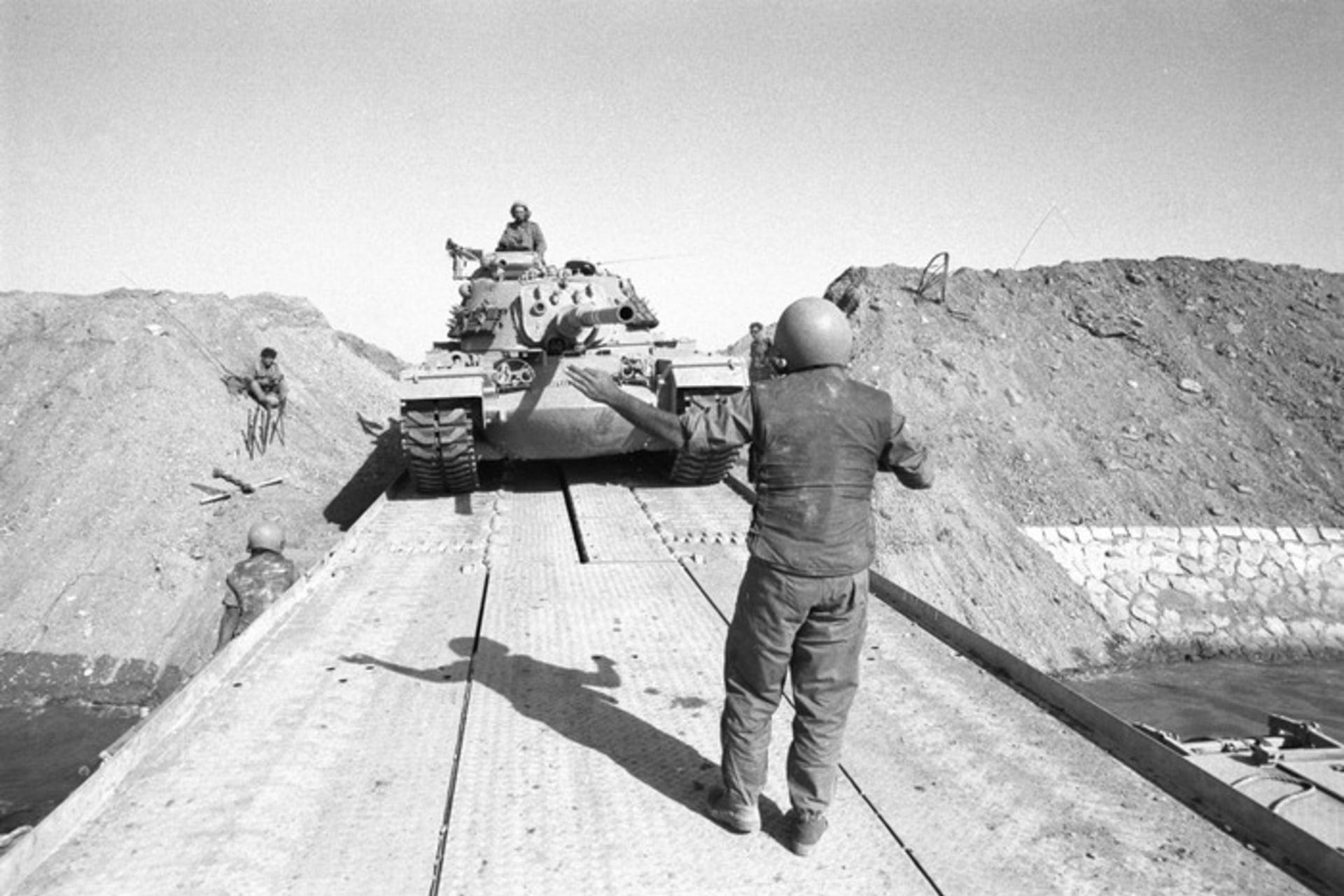 Les premiers chars égyptiens franchissent le cana de Suez le 6 octobre 1973