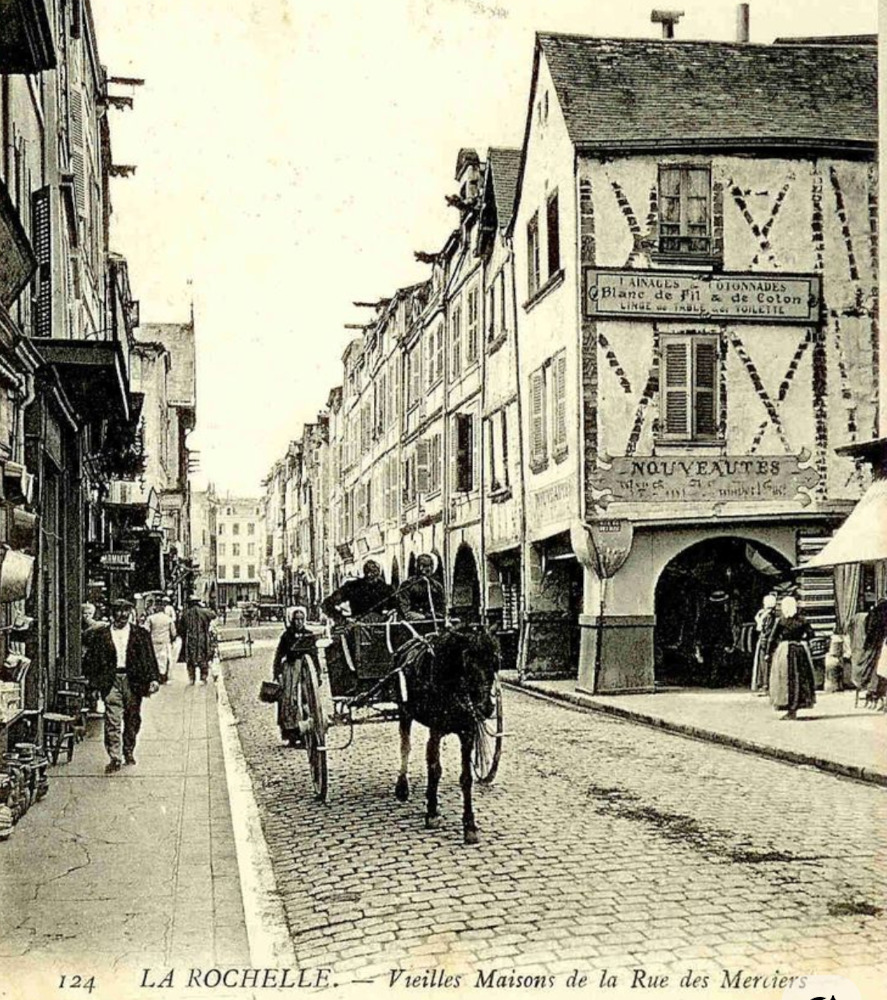Carte postale ancienne de La Rochelle, Vieilles maisons de la rue des Mercier, s. d.