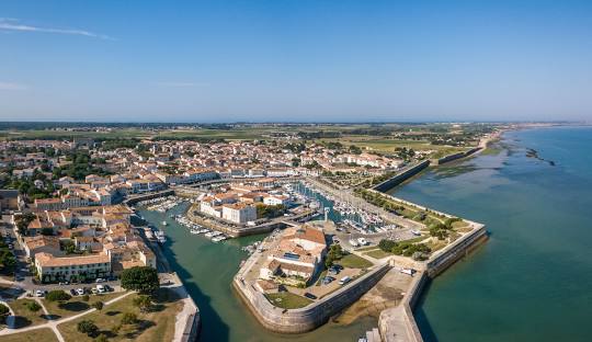 L'île de Ré et son fort Vauban protègent La Rochelle contre les assauts venus de l'océan ; depuis 1988, un pont routier relie la ville à l'île et à ses plages