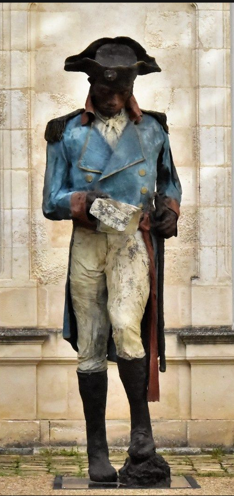 Ousmane Sow, Statue de Toussaint-Louverture, 2014, musée du Nouveau Monde, la Rochelle ; agrandissement : Ex-voto « Le Saphir », 1741, cathédrale Saint-Louis, la Rochelle.