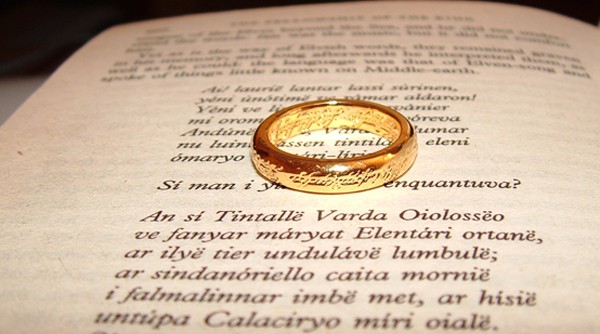 Une page du livre La Fraternité de l'anneau J. R. R. Tolkien, 1954. Traduit en 1972 par Francis Ledoux et renommé La communauté de l'anneau, il s'agit de la première partie du Seigneur des anneaux, roman en trois volumes. Au centre de la page, une réplique de l'anneau. 