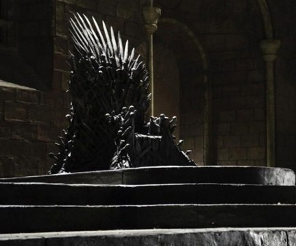 Représentation du trône de fer dans Game of Thrones. L'agrandissement montre la couverture du livre Le trône de fer : L'intégrale, tome 1, George R.R. Martin.