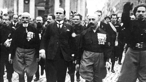 Mussolini &agrave; la t&ecirc;te de ses Chemises noires, parade &agrave; Rome le 31 octobre 1922 pour c&eacute;l&eacute;brer son accession &agrave; la t&ecirc;te du gouvernement