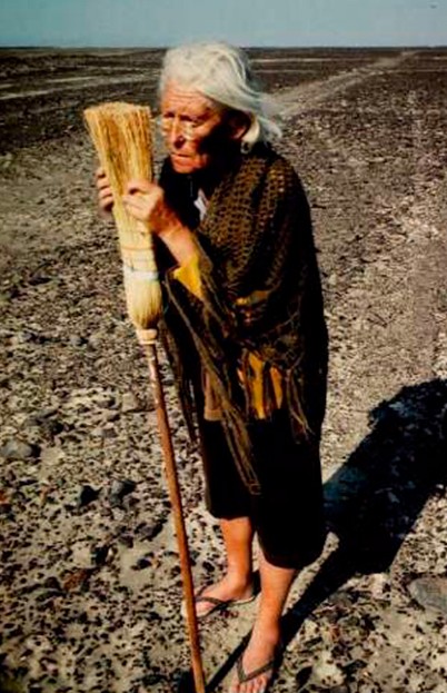 Maria Reiche dans le désert de Nazca (15 mai 1903, Dresde, Saxe ;  8 juin 1998, Lima, Pérou)