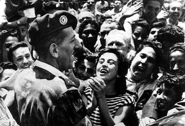 Le général Jacques Massu acclamé par la foule algéroise en 1958