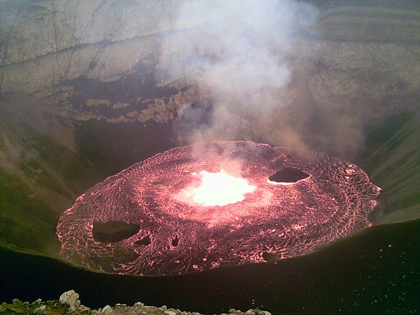 Le cratère du volcan Karthala, sur la Grande Comore.  