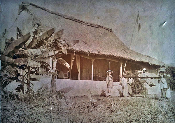 L?administrateur français Massol devant sa résidence à Mayotte, Îles Comores. Photographie de la fin du XIXe siècle.