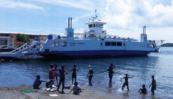 La barge qui relie Mamoudzou (Grande-Terre) à Dzaoudzi (Petite-Terre), (photo : Nicolas Roinsard).