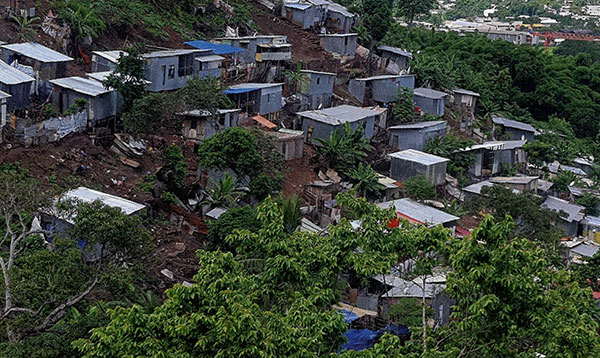 À Mayotte, une grande partie de la population réside dans des bidonvilles (photo : La Vie des idées).