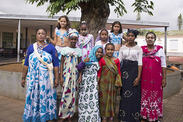 Femmes et filles mahoraises portant le salouva coloré traditionnel de Mayotte et pour certaines un kichalle assorti. Photo en tenues traditionnelles prise à l'école primaire du Centre, Saint-Joseph, le lundi 23 novembre 2015. Agrandissement : Danseuses.