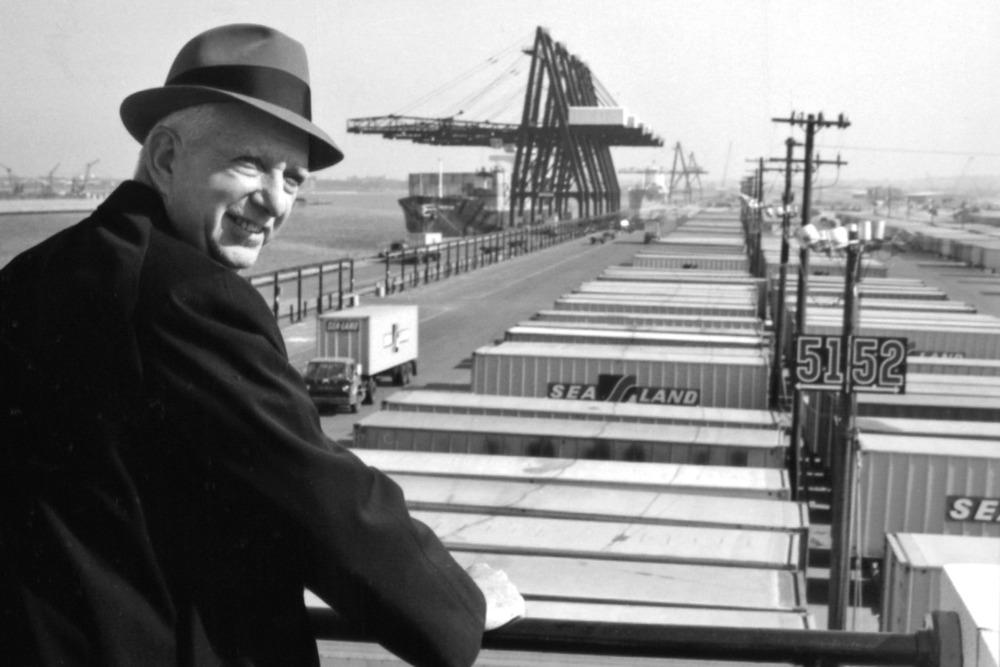 Malcolm McLean sur le port de Newark vers 1965 (14 novembre 1914, Maxton, Caroline du Nord ; 25 mai 2001, New York)