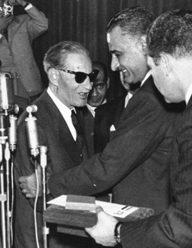 Taha Hussein (&agrave; gauche) a re&ccedil;u le Prix national de litt&eacute;rature honorifique du pr&eacute;sident &eacute;gyptien Gamal Abdel Nasser. L'agrandissement montre Oum Kalthoum devant le Sphinx en 1967.