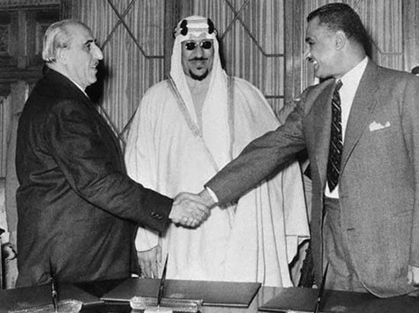Le 13 mars 1956, le pr&eacute;sident syrien Shukri al Quwatli a sign&eacute; un accord de d&eacute;fense avec Gamal Abd al-Nasser d'Egypte et le roi Saoud en &Eacute;gypte. Cet accord pr&eacute;voyait que la Syrie, l'Egypte et l'Arabie saoudite (Les Trois Grands) assureraient la s&eacute;curit&eacute; et la s&eacute;curit&eacute; arabes. d&eacute;fendre le monde arabe contre l'agression sioniste.