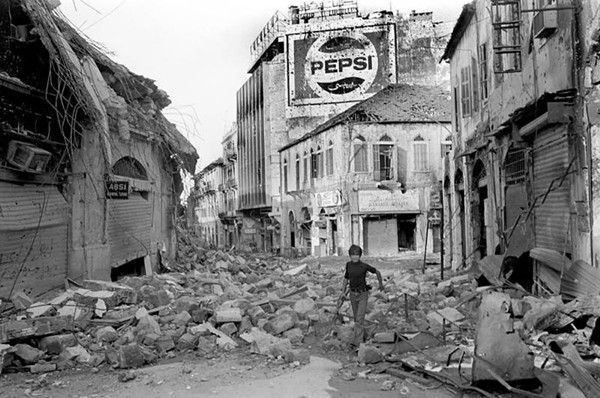 Le centre-ville de Beyrouth détruit pendant la guerre civile, DR. L'agrandissement montre Le quartier de la Quarantaine en 1976. Cette photo emblématique de la guerre du Liban, prise en janvier 1976 par Françoise Demulder a obtenu en 1977 le World Press Photo, le prix le plus prestigieux du photojournalisme. (cliquer pour agrandir l'image) Le centre-ville de Beyrouth détruit pendant la guerre civile, DR. L'agrandissement montre Le quartier de la Quarantaine en 1976. Cette photo emblématique de la guerre du Liban, prise en janvier 1976 par Françoise Demulder a obtenu en 1977 le World Press Photo, le prix le plus prestigieux du photojournalisme.