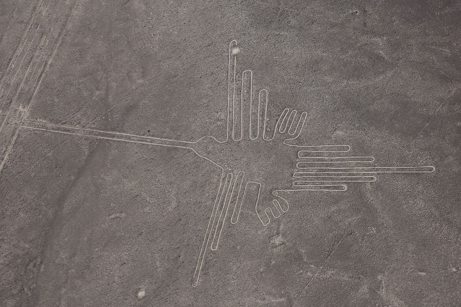 Géoglyphe représentant un colibri (93 mètres de long), région de Nazca, 100 avant J.-C. à 700 après J.-C.