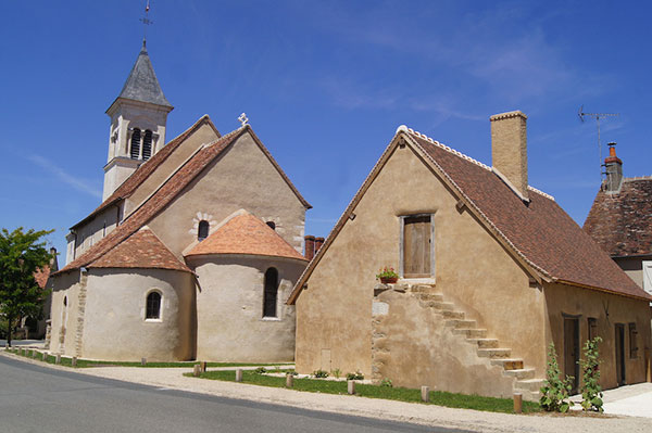 Vue extérieure de l'église Saint-Martin de Vic. Agrandissement : Fresques murales.