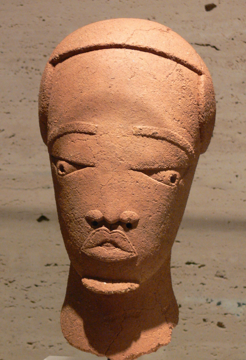 Tête en terre cuite de la culture Nok, Nigeria, vers le Ve-Ier siècle av. J.-C.