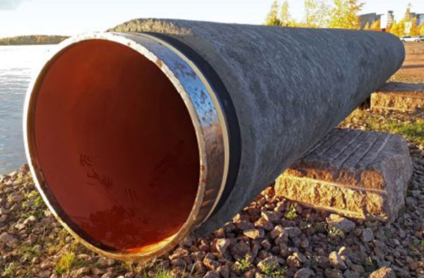 Segment de Pipeline Nord Stream. Agrandissement : Empilement de canalisations composant la canalisation du Nord Stream 2, en acier avec enveloppe en b&eacute;ton.