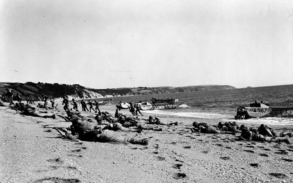 Soldats de l'Opération Tigre à l'entraînement le 27 avril 1944 sur la plage de Slapton Sands (cette photo de l'U.S. Army ne dit rien de la tragédie qui attendait ces hommes)
