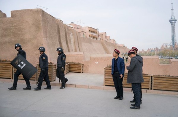 Policiers devant la porte principale de la vieille ville de Kashgar. &copy; WSJ