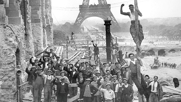 Illustration extraite de la série documentaire Le Temps des ouvriers, écrite et réalisée par Stan Neumann, diffusée sur Arte en 2020. En agrandissement, extrait de la Une de la Voix ouvrière du 15 mars 1943, Paris, BnF, Gallica.