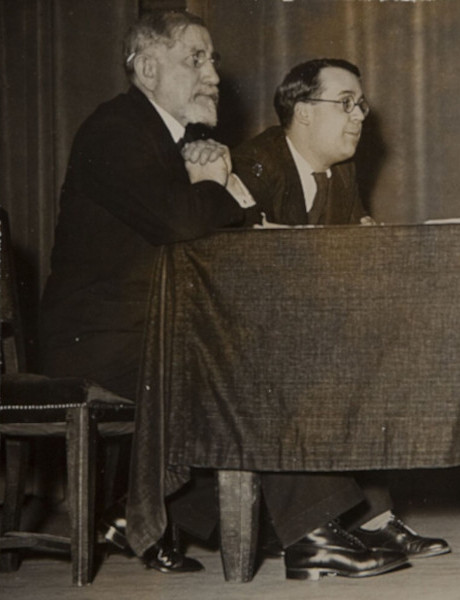 De gauche à droite : Charles Maurras et Robert Brasillach, vers 1938. Agrandissement : de gauche à droite : Robert Brasillach, Jacques Doriot et Claude Jeantet photographiés sur le front de l'Est, vers 1943.