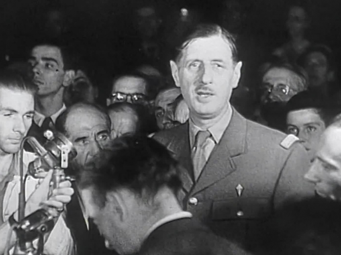 Le g&eacute;n&eacute;ral de Gaulle devant l'H&ocirc;tel de Ville de Paris le 25 ao&ucirc;t 1944