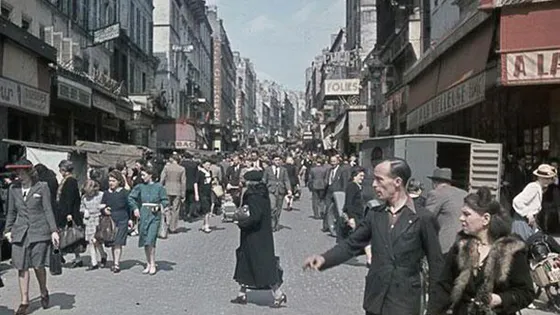 Scène parisienne pendant l'Occupation, dans le quartier de la rue Bergère