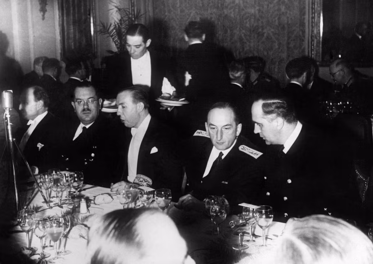 Réception de la presse française à l'ambassade d'Allemagne le 12 février 1941. De gauche à droite, Crouzet, Luchaire, Brinon et Mirancourt