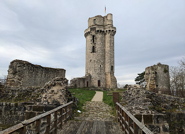 Ruines du château de Montlhéry (Xe-XIVe siècle). Restaurée à plusieurs reprises depuis 1842, la tour est très visitée lors des journées du patrimoine. Agrandissement : Clocher de l'église de Saint-Sulpice-de-Favières (XIIIe-XIVe siècle) dans l'Essonne (France), l'un des plus beaux exemples du gothique rayonnant en Ile-de-France.