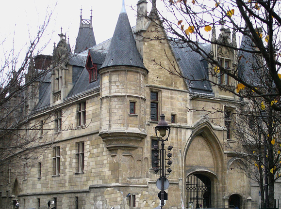 Le Marais (Hôtel de Sens), l'un des rares quartiers du centre qui fut presque entièrement épargné par les travaux d'Haussmann. Agrandissement : Maquette du Plan Voisin pour Paris de Le Corbusier exposée au Pavillon du Nouvel Esprit (1925).
