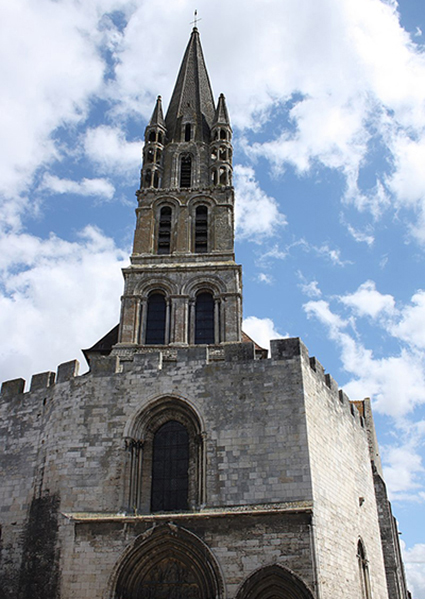 La collégiale Notre-Dame-du-Fort d'Étampes. Fondée en 1022 sur ordre du roi Robert Le Pieux, l'église actuelle est bâtie au XIIe siècle et fortifiée un siècle plus tard. Agrandissement : l'église Saint-Denis d'Athis-Mons. Elle fut édifiée au XIIe siècle. Seul le clocher roman est classé.