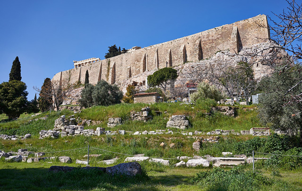 Les ruines de l'Odéon de Périclès. Au fond l'Acropole d'Athènes. Agrandissement : l'Acropole.