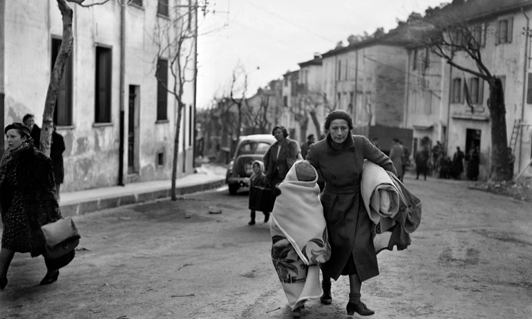 Réfugiée espagnole traversant le col du Perthus en février 1939