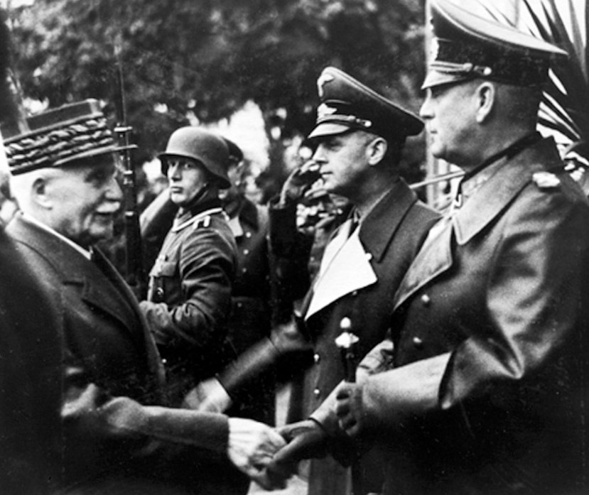 Le 24 octobre 1940, &agrave; Montoire, en marge de sa rencontre avec Hitler, P&eacute;tain salue le ministre allemand des Affaires &eacute;trang&egrave;res Ribbentrop et le chef de l'OKW Keitel