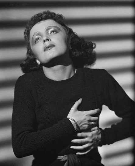 Edith Piaf photographié en 1939 puis 1950, studio Harcourt.