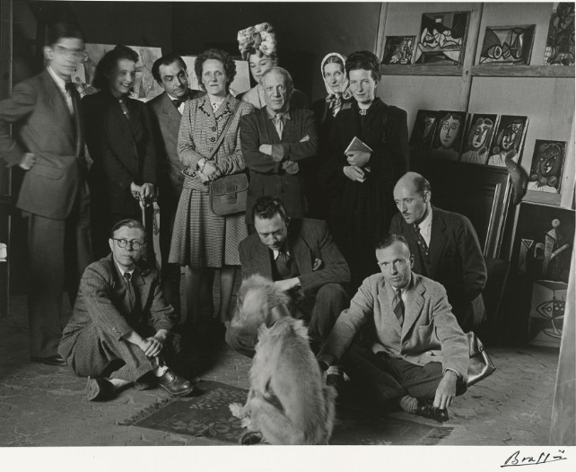 Jean Aubier, Simone de Beauvoir, Albert Camus, Cécile Éluard, Valentine Hugo, Jacques Lacan, Louise et Michel Leiris, Dora Maar, Pierre Reverdy et Jean-Paul Sartre entourent Picasso le   lors de la lecture du Désir attrapé par la queue dans l'atelier des Grands-Augustins le 16 juin 1944