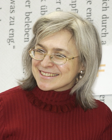 Anna Politkovskaja dans une confÃ©rence de presse Ã  Leipzig en 2005 (source : wikicommons)