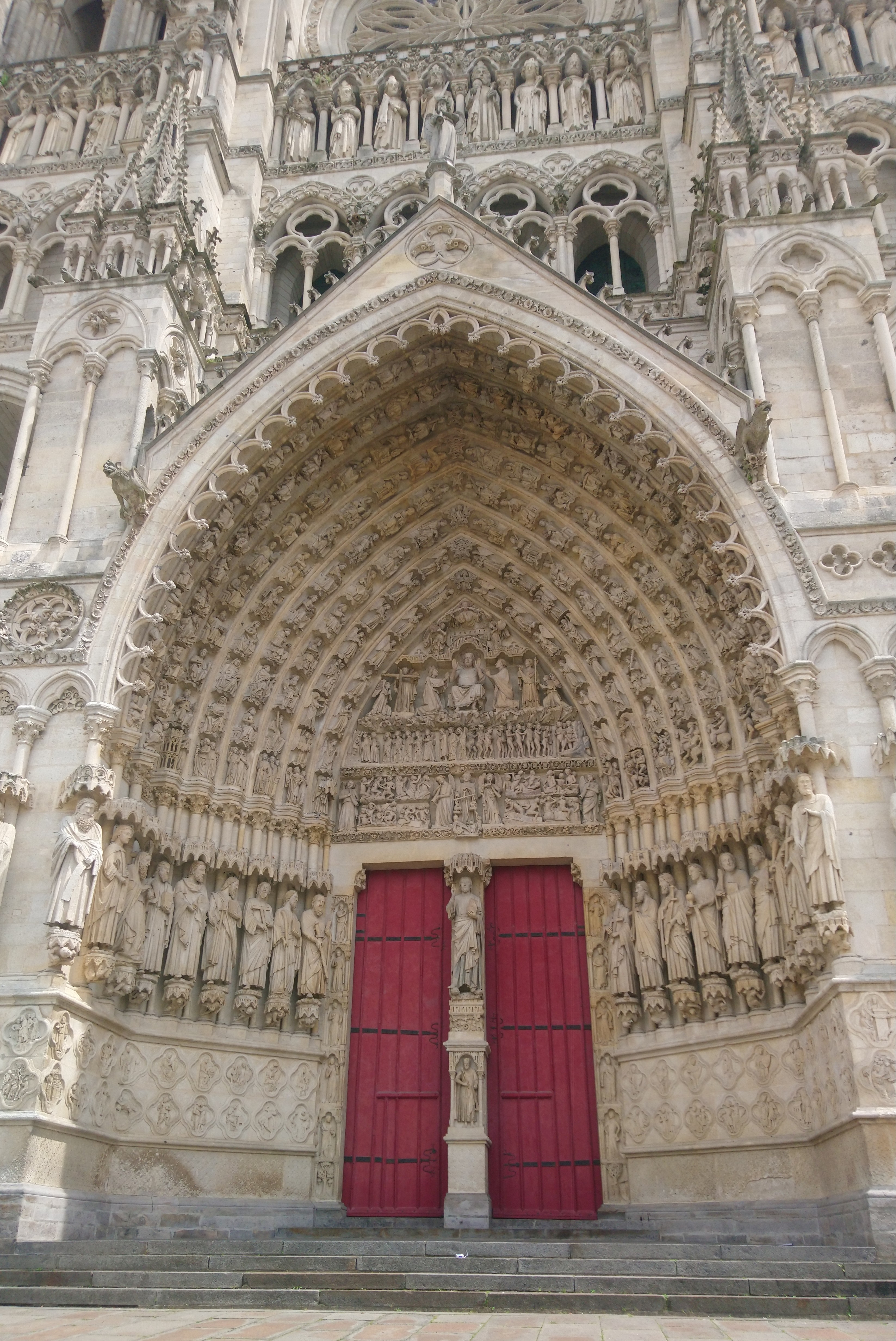 Portail de la cath&eacute;drale d'Amiens. En agrandissement : les vo&ucirc;tes de la crois&eacute;e du transept.