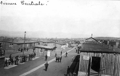 Guerre 1914-1918. Allemagne, camp de prisonniers de Holzminden. L?avenue centrale du camp).