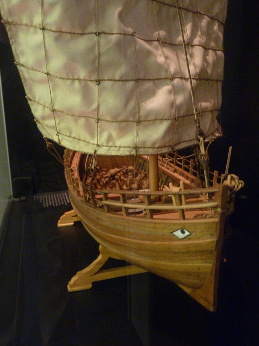 Maquette d'un navire de commerce grec du IVe siècle avant JC, du type de celui qu'emprunta Pythéas ; agrandissement : représentation du port de Massilia, d'où est parti le navigateur