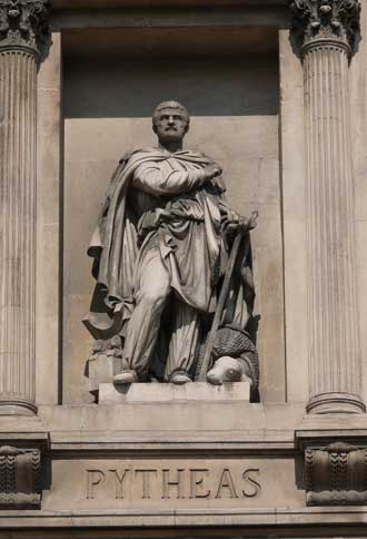 Statue de Pythéas sur la façade du Palais de la Bourse de Marseille, sa ville natale (1860, Auguste Ottin) 