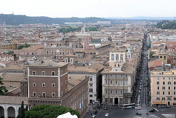 Vue actuelle du palais de Venise, au premier plan à gauche, et de la via del Corso à droite. Agrandissement : Salle du globe, palais de Venise.