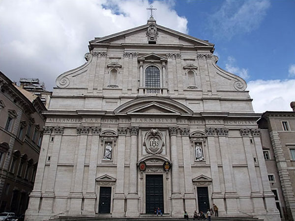 Façade et intérieur de l'église de Gesù.