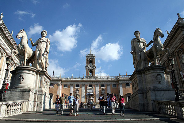 La Cordonata capitolina, les Dioscures (Castor et Pollux) et le Palais des Sénateurs à Rome..