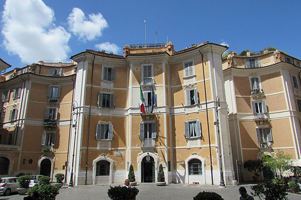 Piazza Sant?Ignazio. Agrandissement : Vue en contre-plongée des bâtiments de la place avec l?église Sant?Ignazio. 