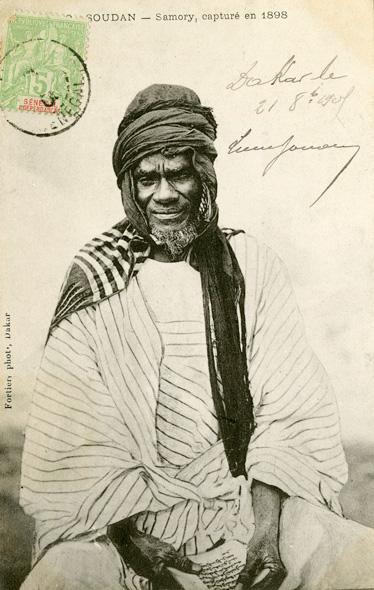 Photographie de Samory Touré avec un Coran